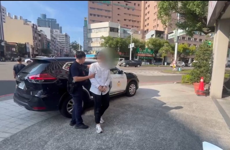 陳姓男子(右)當詐團車手,南下向老翁收5.2公斤黃金被捕。記者林保光/翻攝 陳姓男子(右)當詐團車手,南下向老翁收5.2公斤黃金被捕。記者林保光/翻攝