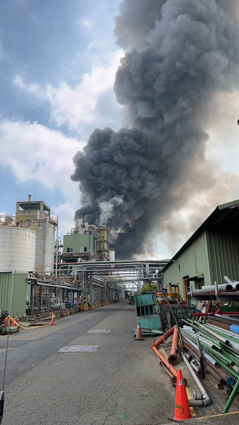 華夏塑膠頭份廠疑機台起火，濃煙竄天，目前消防局以出動12車24人前往現場灌救。圖／民眾提供
