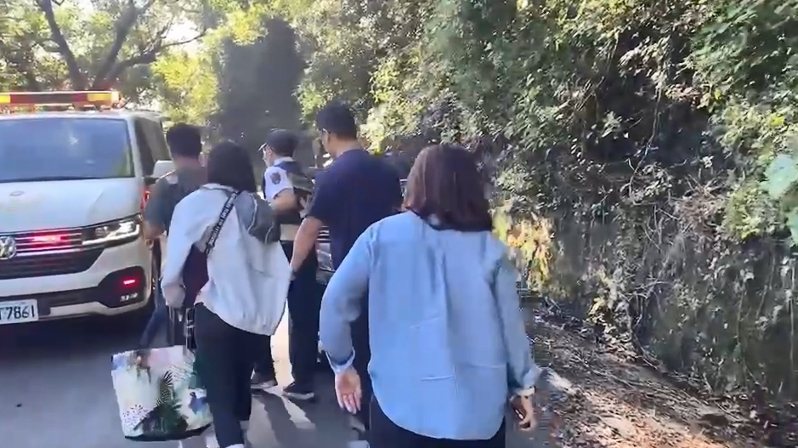 高雄市黃姓男子茂林爬山看日出失蹤4天,今天上午美雅谷涵洞瀑布附近遇登山客借手機報平安,和消防員會合,幸運獲救。記者石秀華/翻攝 高雄市黃姓男子茂林爬山看日出失蹤4天,今天上午美雅谷涵洞瀑布附近遇登山客借手機報平安,和消防員會合,幸運獲救。記者石秀華/翻攝