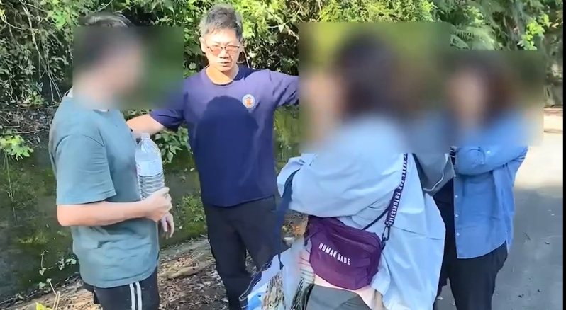 高雄市黃姓男子(左一)茂林爬山看日出失蹤4天,今天上午美雅谷涵洞瀑布附近遇登山客借手機報平安,和消防員會合,幸運獲救。記者石秀華/翻攝 高雄市黃姓男子(左一)茂林爬山看日出失蹤4天,今天上午美雅谷涵洞瀑布附近遇登山客借手機報平安,和消防員會合,幸運獲救。記者石秀華/翻攝