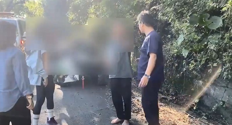 高雄市黃姓男子茂林爬山看日出失蹤4天,今天上午美雅谷涵洞瀑布附近遇登山客借手機報平安,和消防員會合,幸運獲救。記者石秀華/翻攝 高雄市黃姓男子茂林爬山看日出失蹤4天,今天上午美雅谷涵洞瀑布附近遇登山客借手機報平安,和消防員會合,幸運獲救。記者石秀華/翻攝