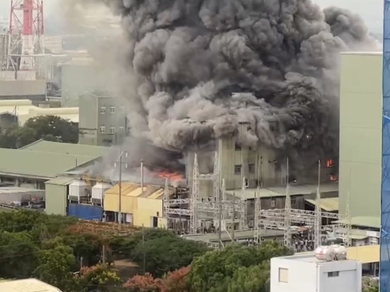 一旁大樓居民直擊華夏海灣塑膠廠區陷入火海,現場大火及濃煙不斷竄出。圖/翻攝自Line社群 一旁大樓居民直擊華夏海灣塑膠廠區陷入火海,現場大火及濃煙不斷竄出。圖/翻攝自Line社群
