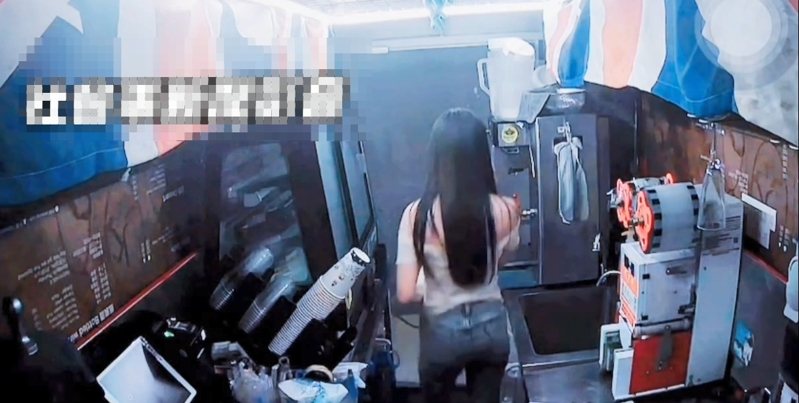 高雄市新興區某咖啡店,長髮、身材曼妙的老闆娘在店內打烊時,一名捲髮戴眼鏡的男子脫褲露鳥,闆娘淡定應對。圖/取自網路社群「社會事新聞影音」 高雄市新興區某咖啡店,長髮、身材曼妙的老闆娘在店內打烊時,一名捲髮戴眼鏡的男子脫褲露鳥,闆娘淡定應對。圖/取自網路社群「社會事新聞影音」