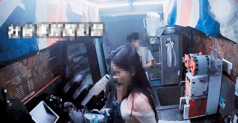 高雄市新興區某咖啡店,長髮、身材曼妙的老闆娘在店內打烊時,一名捲髮戴眼鏡的男子脫褲露鳥,闆娘淡定應對。圖/取自網路社群「社會事新聞影音」 高雄市新興區某咖啡店,長髮、身材曼妙的老闆娘在店內打烊時,一名捲髮戴眼鏡的男子脫褲露鳥,闆娘淡定應對。圖/取自網路社群「社會事新聞影音」