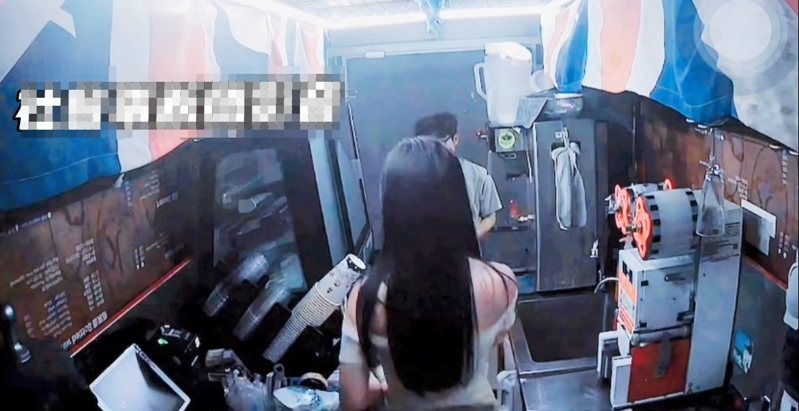 高雄市新興區某咖啡店,長髮、身材曼妙的老闆娘在店內打烊時,一名捲髮戴眼鏡的男子脫褲露鳥,闆娘淡定應對。圖/取自網路社群「社會事新聞影音」 高雄市新興區某咖啡店,長髮、身材曼妙的老闆娘在店內打烊時,一名捲髮戴眼鏡的男子脫褲露鳥,闆娘淡定應對。圖/取自網路社群「社會事新聞影音」