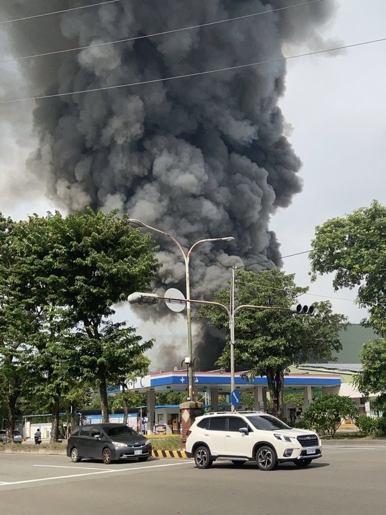頭份華夏塑膠工廠大火，現場濃煙滾滾，民眾更拍下加油站緊鄰、岌岌可危的情況。圖／翻攝自臉書「我是頭份人」