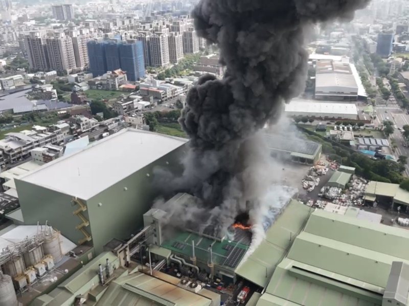空拍畫面拍下華夏海灣廠區被濃煙及大火吞噬,現場黑煙如巨柱從廠區直竄天際。圖/苗栗縣消防局提供 空拍畫面拍下華夏海灣廠區被濃煙及大火吞噬,現場黑煙如巨柱從廠區直竄天際。圖/苗栗縣消防局提供