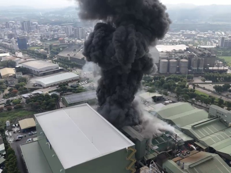 空拍畫面拍下華夏海灣廠區被濃煙及大火吞噬,現場黑煙如巨柱從廠區直竄天際。圖/苗栗縣消防局提供 空拍畫面拍下華夏海灣廠區被濃煙及大火吞噬,現場黑煙如巨柱從廠區直竄天際。圖/苗栗縣消防局提供