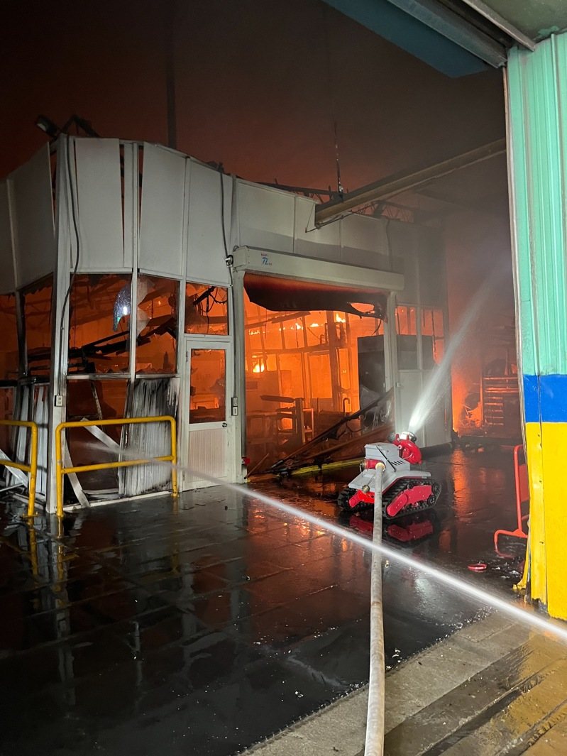 華夏海灣大火,就怕廠房因火勢燒到塌陷,消防人員只能先出動機器人拉置水帶進行灌救。圖/苗栗縣消防局提供 華夏海灣大火,就怕廠房因火勢燒到塌陷,消防人員只能先出動機器人拉置水帶進行灌救。圖/苗栗縣消防局提供