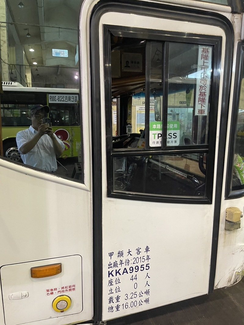 大都會客運今年6月18日車號KKA9955於中山高速公路，因行車電腦故障，臨時停於路肩。圖／大都會客運提供