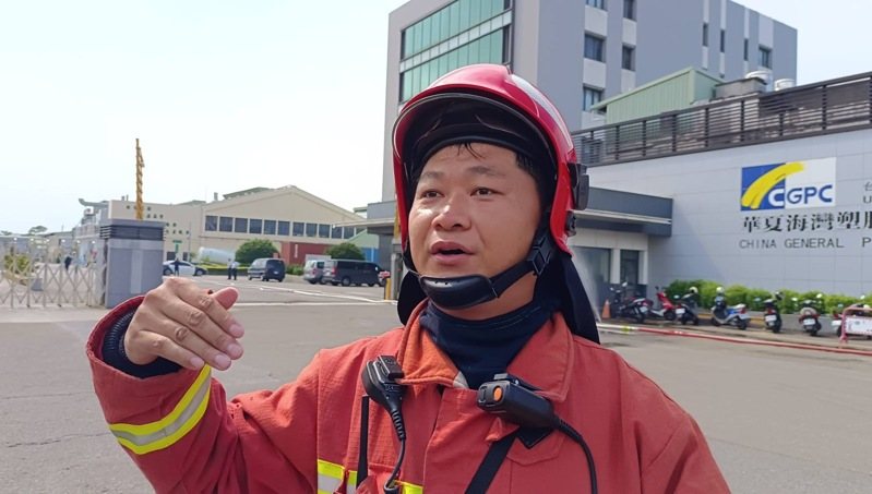 苗栗縣消防局第三大隊副大隊長陳國文說明華夏海灣火警現場救援情況。記者吳傑沐/攝影 苗栗縣消防局第三大隊副大隊長陳國文說明華夏海灣火警現場救援情況。記者吳傑沐/攝影