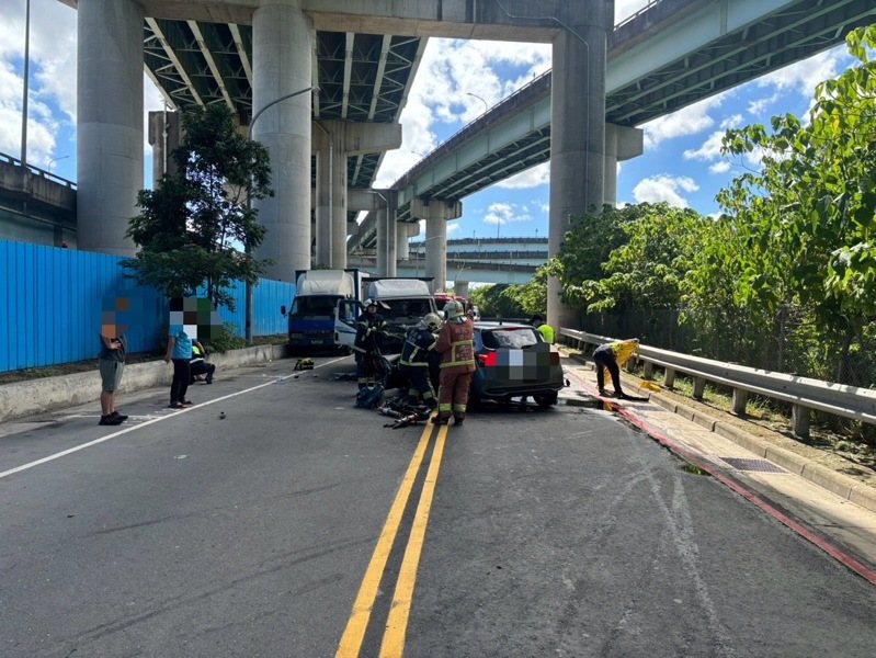 新北市五股區中興路三段今天上午11時許發生兩車對撞，肇因待查。記者曾伯愷／翻攝