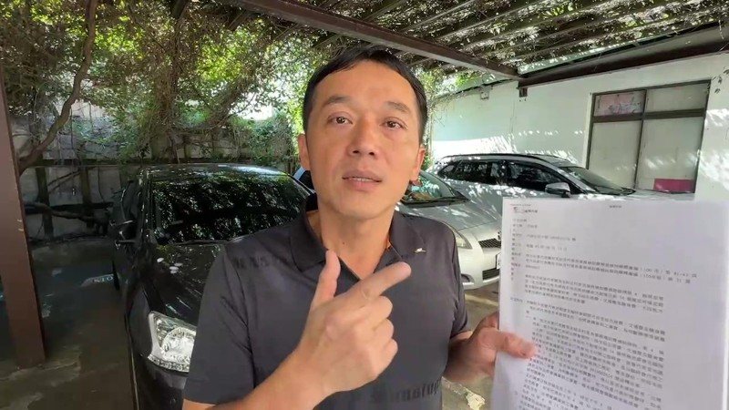 新竹縣關西鎮民代表會主席羅仕典拿出內政部行政函釋強調,自己有到代表會親自簽到也有出席,但因選民服務離開,沒有趕上會議,但依法仍可以領出席費。記者黃羿馨/攝影 新竹縣關西鎮民代表會主席羅仕典拿出內政部行政函釋強調,自己有到代表會親自簽到也有出席,但因選民服務離開,沒有趕上會議,但依法仍可以領出席費。記者黃羿馨/攝影