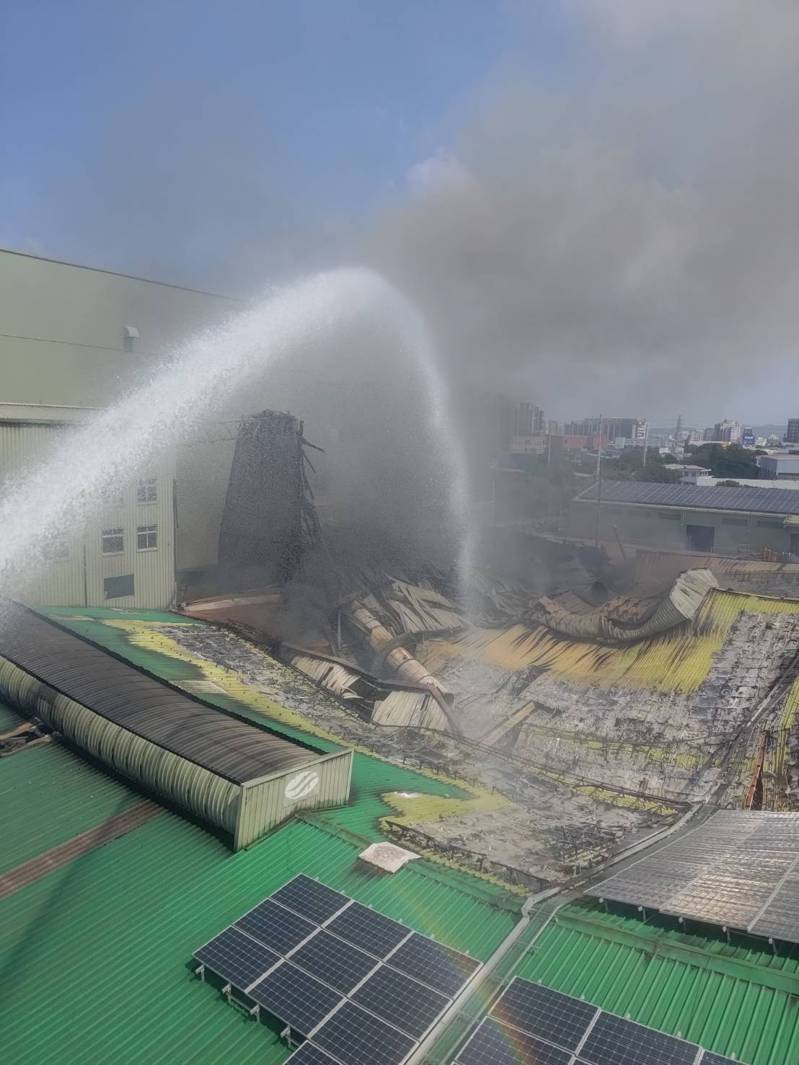 目前現場火勢已控制，以雲梯車及無人機監控，等待重型機具到場，殘火處理。圖／消防局提供