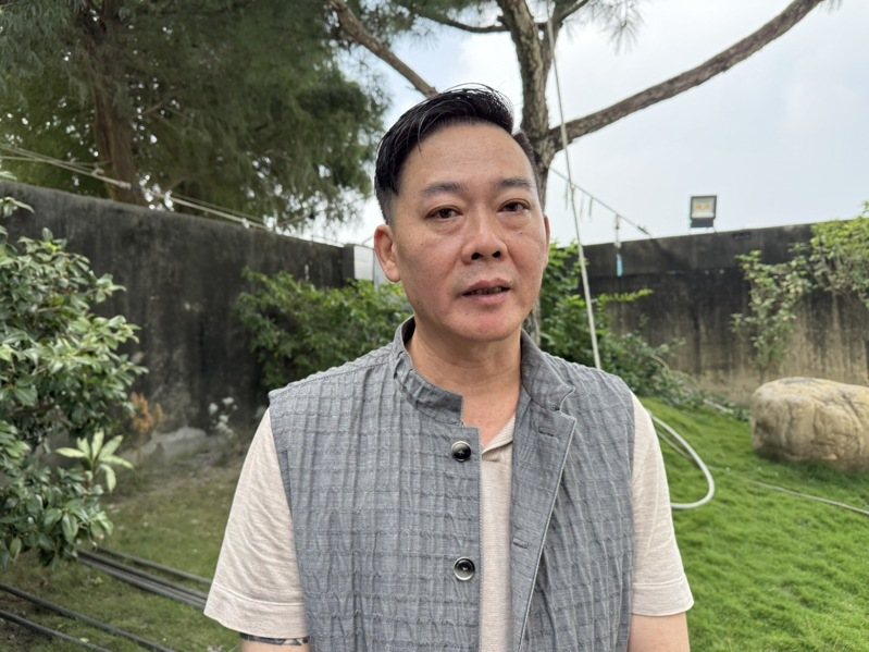 無黨籍雲林縣議長黃凱被控收受綠能光電業者上千萬賄賂，昨新北地院裁定300萬元交保，他今早現身哥哥黃村靈堂，他受訪說，現階段先圓滿哥哥後事，相信司法會還他清白。記者陳雅玲／攝影
