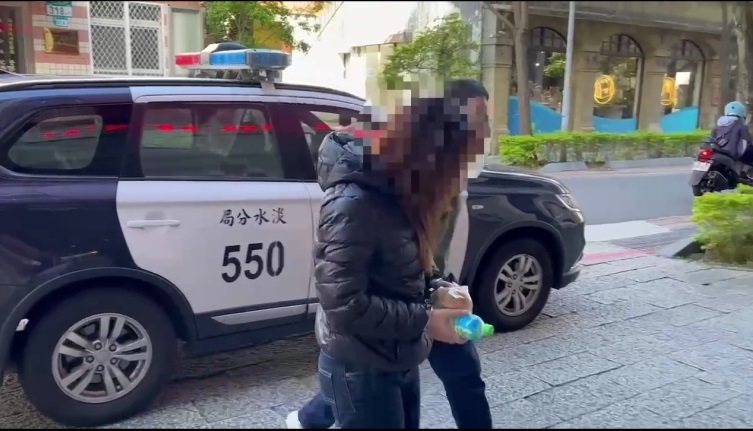 新北淡水警方日前追捕一名竊車嫌犯,卻意外查獲毒品及通緝犯(圖通緝犯違犯嫌妻子),依法解送歸案。記者曾伯愷/翻攝 新北淡水警方日前追捕一名竊車嫌犯,卻意外查獲毒品及通緝犯(圖通緝犯違犯嫌妻子),依法解送歸案。記者曾伯愷/翻攝
