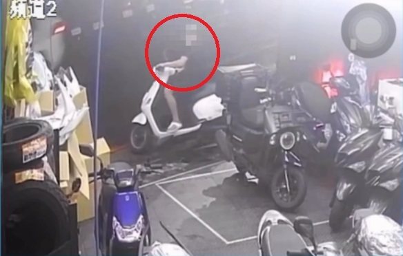 新北淡水警方日前追捕一名竊車嫌犯(圖竊賊),卻意外查獲毒品及通緝犯,依法解送歸案。記者曾伯愷/翻攝 新北淡水警方日前追捕一名竊車嫌犯(圖竊賊),卻意外查獲毒品及通緝犯,依法解送歸案。記者曾伯愷/翻攝