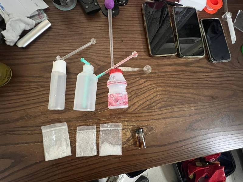 新北淡水警方日前追捕一名竊車嫌犯,卻意外查獲毒品(圖)及通緝犯,依法解送歸案。記者曾伯愷/翻攝 新北淡水警方日前追捕一名竊車嫌犯,卻意外查獲毒品(圖)及通緝犯,依法解送歸案。記者曾伯愷/翻攝