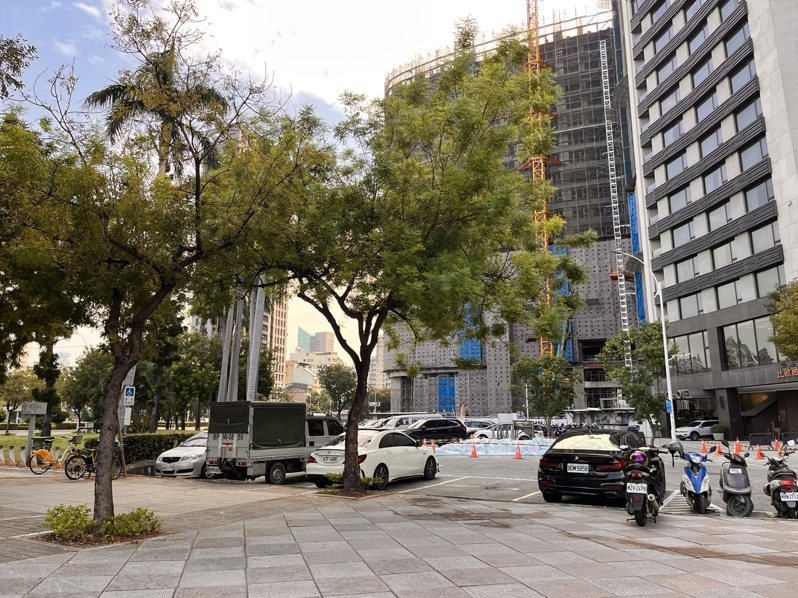 陳姓男子在高雄市新興區中山一路停車場遇襲。記者林保光/翻攝 陳姓男子在高雄市新興區中山一路停車場遇襲。記者林保光/翻攝