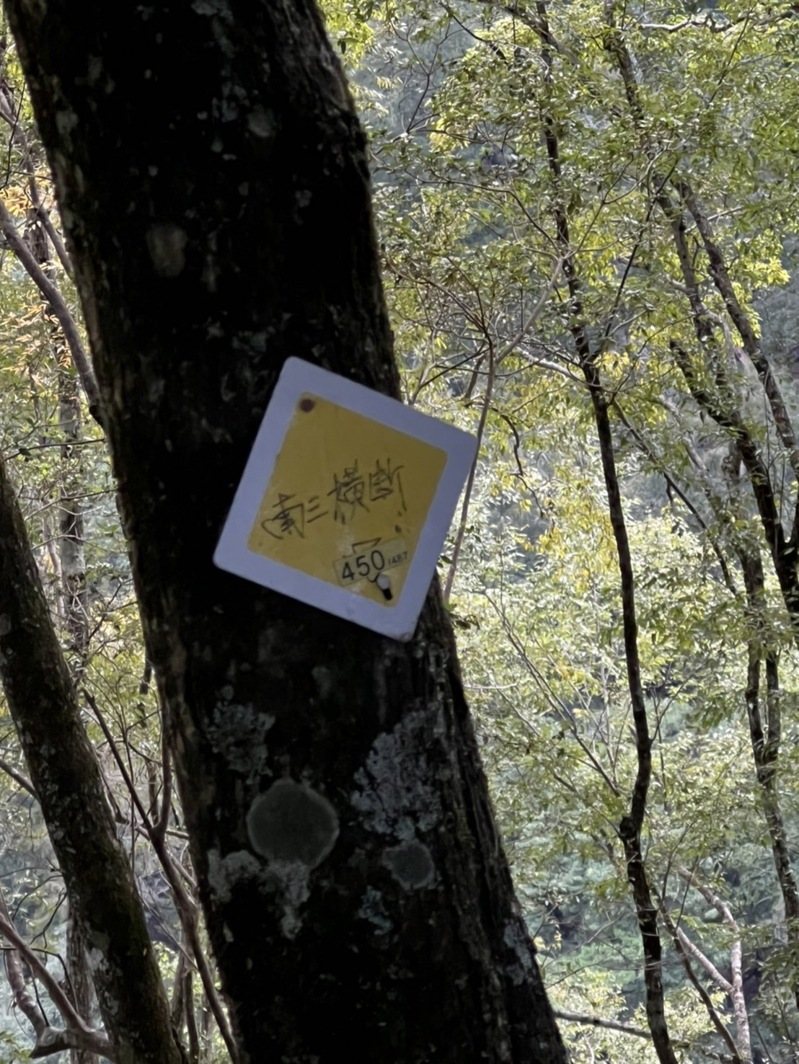 謝姓山友無法通報座標，靠著「南三橫段編號450邊坡」指引，讓搜救人員確認事故地點。圖／南投縣消防局提供