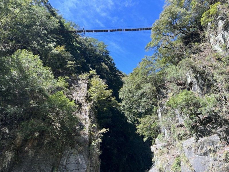 南三段無雙吊橋地勢險峻，謝姓女山友失足墜落溪谷傷重不治。圖／南投縣消防局提供