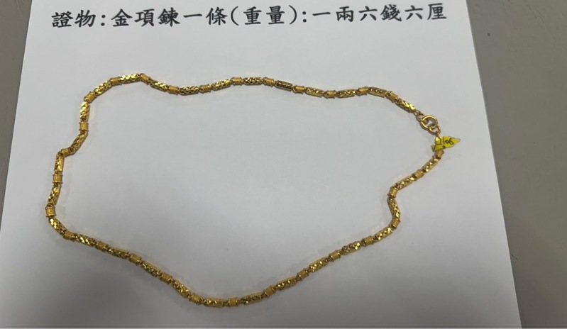 警方在郭男身上查獲一條約2兩重金飾項鍊，當場人贓俱獲。圖／讀者提供
