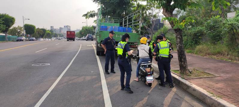 南投警方在重要路口加強電動自行車攔查,取締違規駕駛。圖/南投警分局提供 南投警方在重要路口加強電動自行車攔查,取締違規駕駛。圖/南投警分局提供