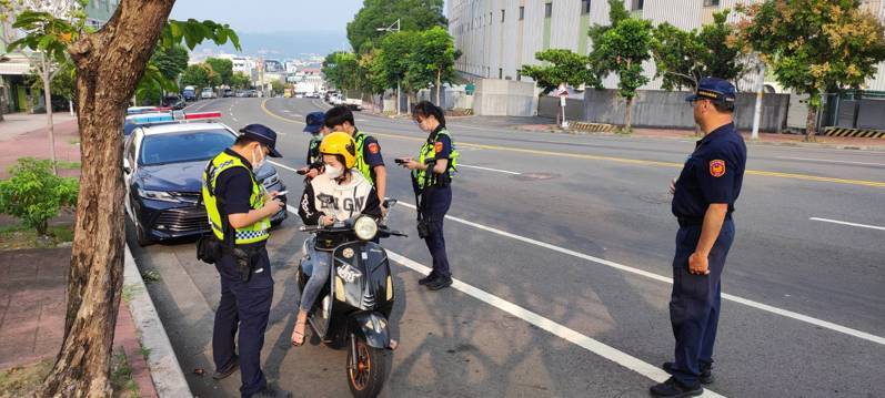 南投警方在重要路口加強電動自行車攔查,取締違規駕駛。圖/南投警分局提供 南投警方在重要路口加強電動自行車攔查,取締違規駕駛。圖/南投警分局提供