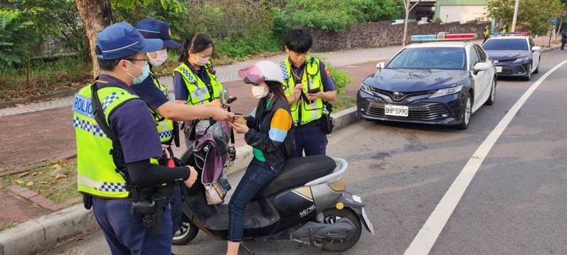 南投警方在重要路口加強電動自行車攔查,取締違規駕駛。圖/南投警分局提供 南投警方在重要路口加強電動自行車攔查,取締違規駕駛。圖/南投警分局提供