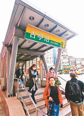 有民眾在古亭站搭車往頂溪站時，遇到酒醉的乘客。本報資料照片
