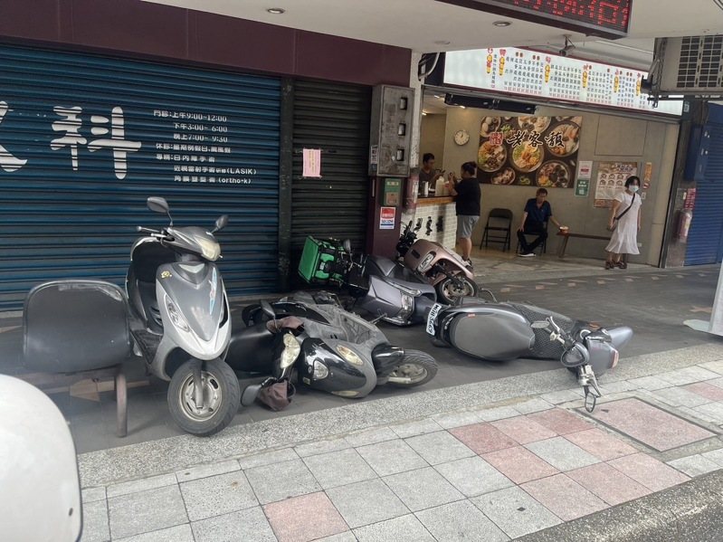 新北市蘆洲區中山二路今天中午發生酒駕倒車不慎,失控暴衝撞倒騎樓5輛機車,肇因待查。記者曾伯愷/翻攝 新北市蘆洲區中山二路今天中午發生酒駕倒車不慎,失控暴衝撞倒騎樓5輛機車,肇因待查。記者曾伯愷/翻攝