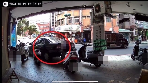 新北市蘆洲區中山二路今天中午發生酒駕倒車不慎,失控暴衝撞倒騎樓5輛機車,肇因待查。圖/翻攝畫面 新北市蘆洲區中山二路今天中午發生酒駕倒車不慎,失控暴衝撞倒騎樓5輛機車,肇因待查。圖/翻攝畫面