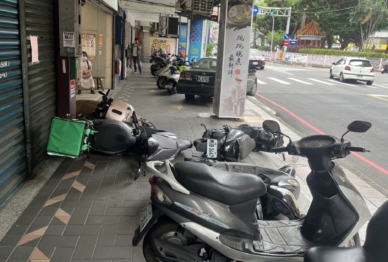 新北市蘆洲區中山二路今天中午發生酒駕倒車不慎,失控暴衝撞倒騎樓5輛機車,肇因待查。記者曾伯愷/翻攝 新北市蘆洲區中山二路今天中午發生酒駕倒車不慎,失控暴衝撞倒騎樓5輛機車,肇因待查。記者曾伯愷/翻攝