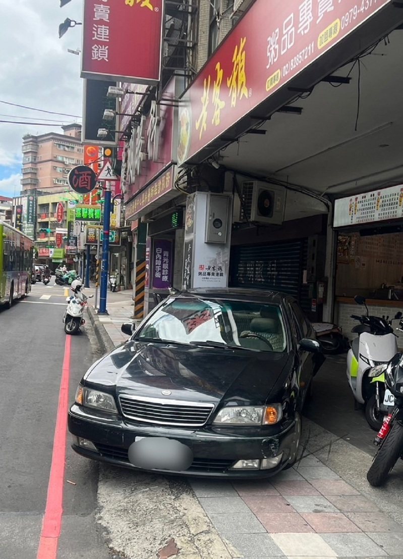 新北市蘆洲區中山二路今天中午發生酒駕倒車不慎,失控暴衝撞倒騎樓5輛機車,肇因待查。記者曾伯愷/翻攝 新北市蘆洲區中山二路今天中午發生酒駕倒車不慎,失控暴衝撞倒騎樓5輛機車,肇因待查。記者曾伯愷/翻攝