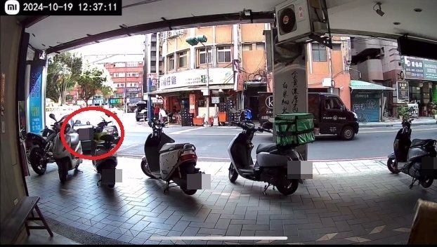 新北市蘆洲區中山二路今天中午發生酒駕倒車不慎,失控暴衝撞倒騎樓5輛機車,肇因待查。圖/翻攝畫面 新北市蘆洲區中山二路今天中午發生酒駕倒車不慎,失控暴衝撞倒騎樓5輛機車,肇因待查。圖/翻攝畫面