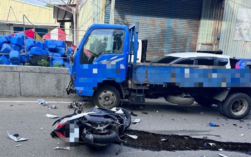 新北市五股區民義路二段今天下午發生嚴重車禍，肇因待查。記者曾伯愷／翻攝