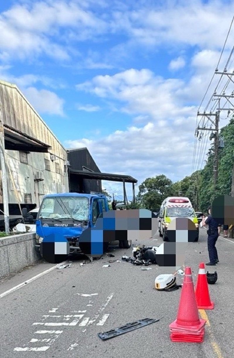 新北市五股區民義路二段今天下午發生嚴重車禍，肇因待查。記者曾伯愷／翻攝