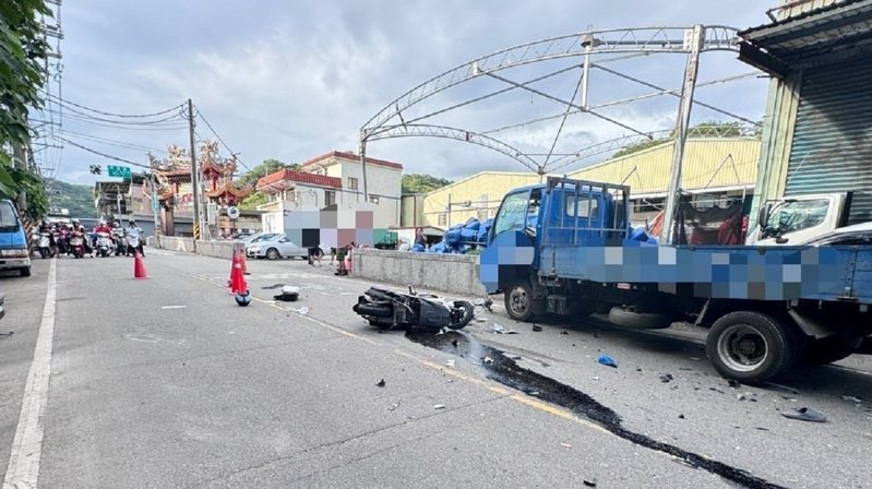 新北市五股區民義路二段今天下午發生嚴重車禍，肇因待查。記者曾伯愷／翻攝