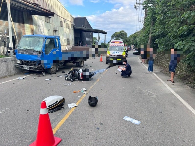 新北市五股區民義路二段今天下午發生嚴重車禍，肇因待查。記者曾伯愷／翻攝