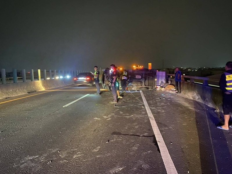 高雄88快速道路7.9公里處,今晚6時左右發生轎車和一輛貨車相撞事故,貨車當場翻覆,其中坐在貨車車斗的一名男子被彈飛橋下,重傷不治。記者石秀華/翻攝 高雄88快速道路7.9公里處,今晚6時左右發生轎車和一輛貨車相撞事故,貨車當場翻覆,其中坐在貨車車斗的一名男子被彈飛橋下,重傷不治。記者石秀華/翻攝