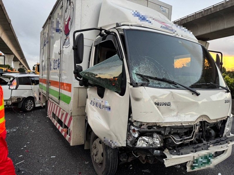 國道1號南向64公里桃園市平鎮路段,今下午24歲的林姓大貨車駕駛,疑未保持行車安全距離追撞前方欲下平鎮系統出口3輛汽車。記者翁唯真/翻攝 國道1號南向64公里桃園市平鎮路段,今下午24歲的林姓大貨車駕駛,疑未保持行車安全距離追撞前方欲下平鎮系統出口3輛汽車。記者翁唯真/翻攝