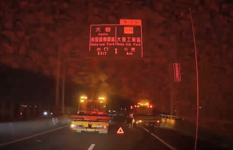 高雄88快速道路7.8公里處,今晚6時左右發生轎車和一輛貨車相撞事故,貨車當場翻覆,其中坐在貨車車斗的一名男子被彈飛橋下,重傷不治。記者石秀華/翻攝 高雄88快速道路7.8公里處,今晚6時左右發生轎車和一輛貨車相撞事故,貨車當場翻覆,其中坐在貨車車斗的一名男子被彈飛橋下,重傷不治。記者石秀華/翻攝