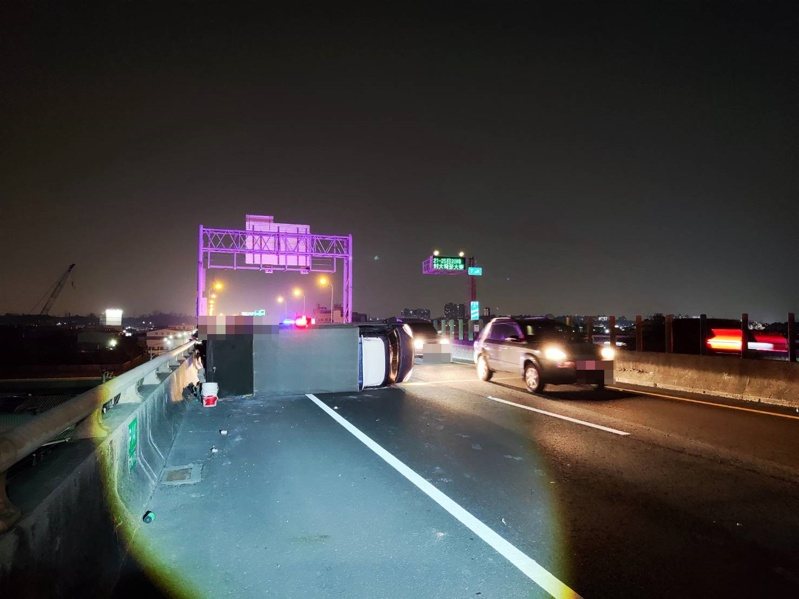 高雄88快速道路7.8公里處,今晚6時左右發生轎車和一輛貨車相撞事故,貨車當場翻覆,其中坐在貨車車斗的一名男子被彈飛橋下,重傷不治。記者石秀華/翻攝 高雄88快速道路7.8公里處,今晚6時左右發生轎車和一輛貨車相撞事故,貨車當場翻覆,其中坐在貨車車斗的一名男子被彈飛橋下,重傷不治。記者石秀華/翻攝