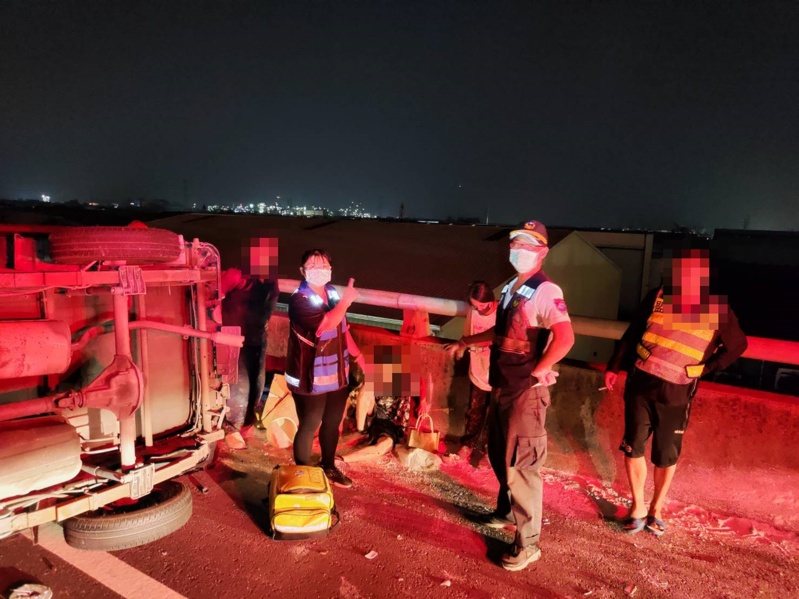 高雄88快速道路7.8公里處,今晚6時左右發生轎車和一輛貨車相撞事故,貨車當場翻覆,其中坐在貨車車斗的一名男子被彈飛橋下,重傷不治。記者石秀華/翻攝 高雄88快速道路7.8公里處,今晚6時左右發生轎車和一輛貨車相撞事故,貨車當場翻覆,其中坐在貨車車斗的一名男子被彈飛橋下,重傷不治。記者石秀華/翻攝