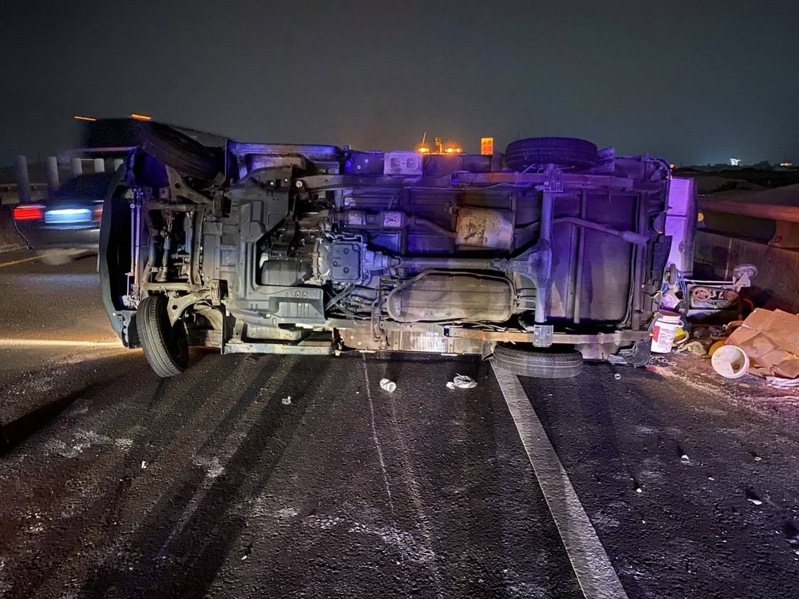 高雄88快速道路7.8公里處,今晚6時左右發生轎車和一輛貨車相撞事故,貨車當場翻覆(如圖),其中坐在貨車車斗的一名男子被彈飛橋下,重傷不治。記者石秀華/翻攝 高雄88快速道路7.8公里處,今晚6時左右發生轎車和一輛貨車相撞事故,貨車當場翻覆(如圖),其中坐在貨車車斗的一名男子被彈飛橋下,重傷不治。記者石秀華/翻攝