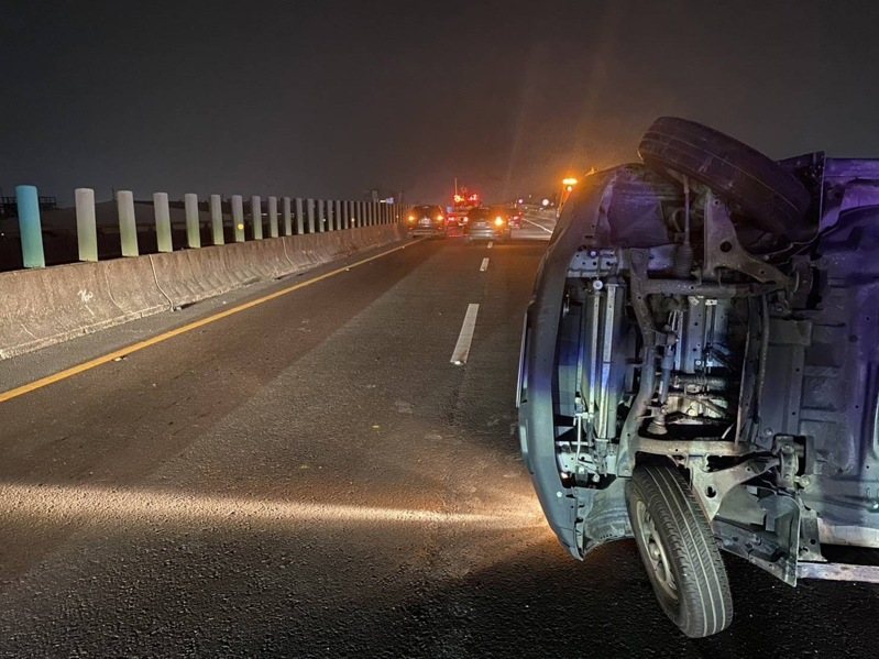 高雄88快速道路7.8公里處,今晚6時左右發生轎車和一輛貨車相撞事故,貨車當場翻覆(如圖),其中坐在貨車車斗的一名男子被彈飛橋下,重傷不治。記者石秀華/翻攝 高雄88快速道路7.8公里處,今晚6時左右發生轎車和一輛貨車相撞事故,貨車當場翻覆(如圖),其中坐在貨車車斗的一名男子被彈飛橋下,重傷不治。記者石秀華/翻攝