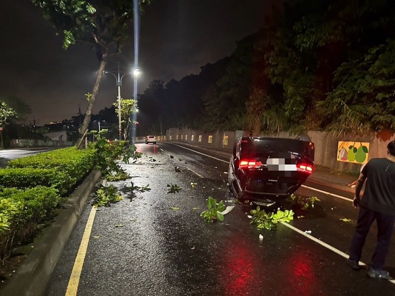 新北市八里區龍米路二段今天晚上發生汽車自撞翻覆意外，駕駛傷勢嚴重送醫搶救，肇因待查。記者曾伯愷／翻攝