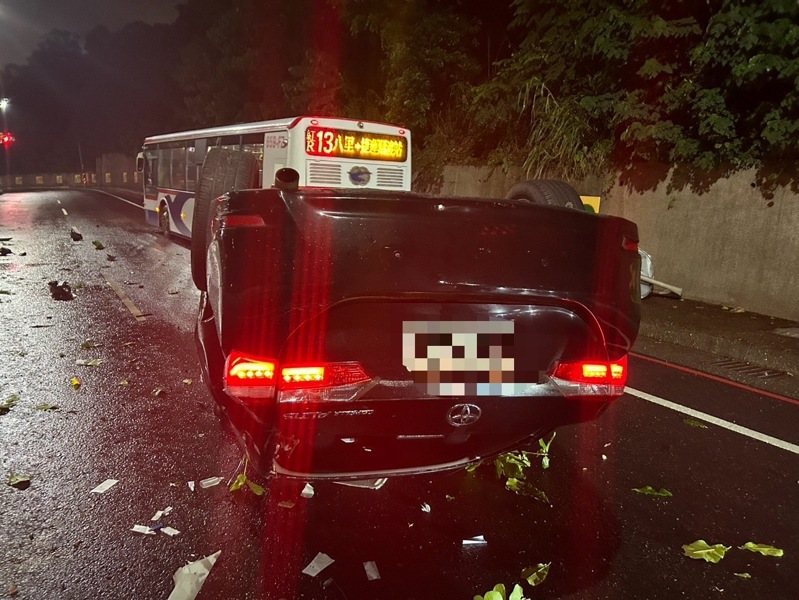 新北市八里區龍米路二段今天晚上發生汽車自撞翻覆意外，駕駛傷勢嚴重送醫搶救，肇因待查。記者曾伯愷／翻攝
