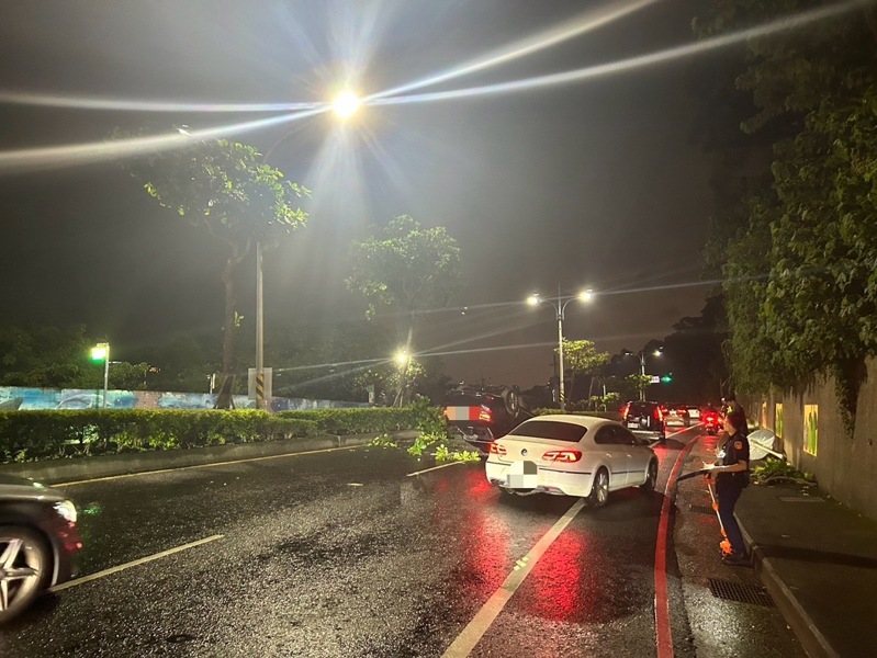 新北市八里區龍米路二段今天晚上發生汽車自撞翻覆意外，駕駛傷勢嚴重送醫搶救，肇因待查。記者曾伯愷／翻攝