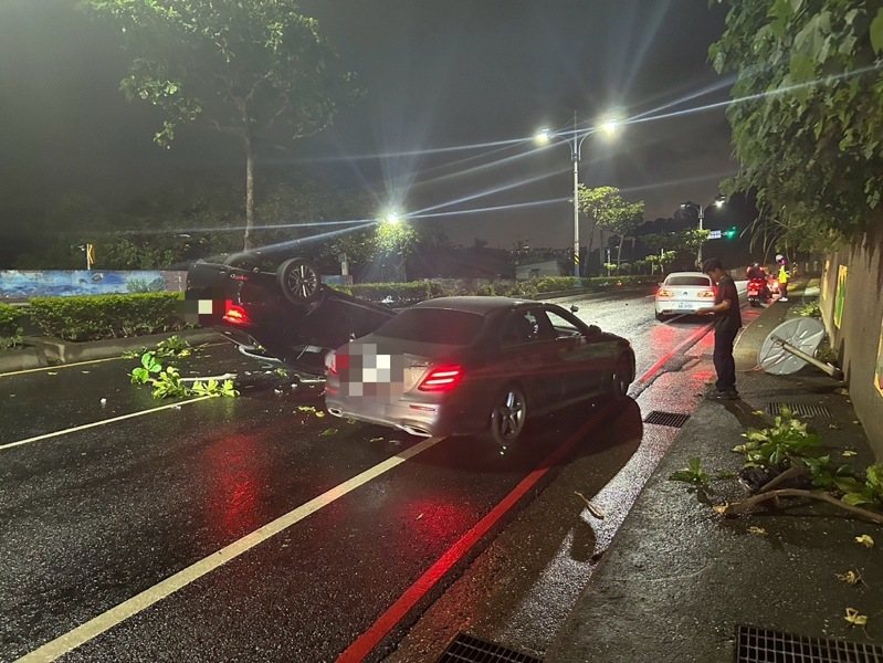 新北市八里區龍米路二段今天晚上發生汽車自撞翻覆意外，駕駛傷勢嚴重送醫搶救，肇因待查。記者曾伯愷／翻攝